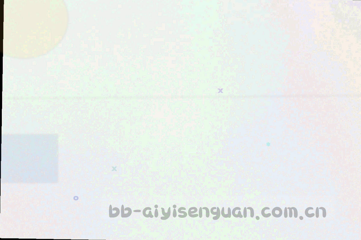泛黄便签与手写笔迹贴在深色板面上的特写，笔迹虚化不可辨认